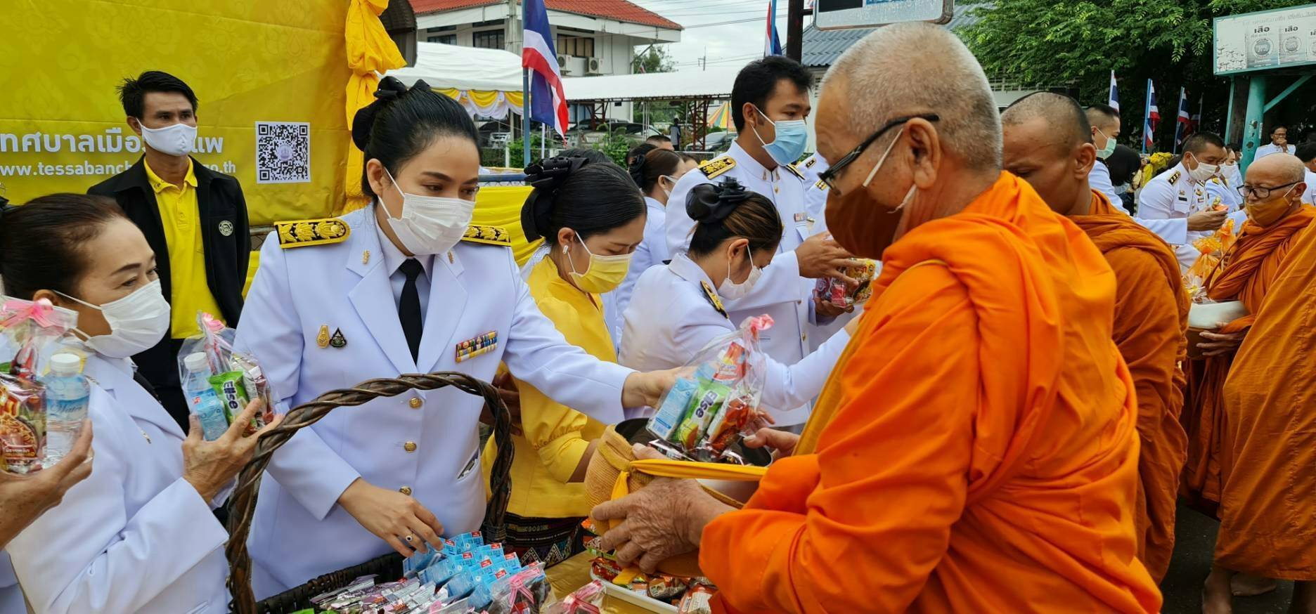 ﻿สำนักงานบังคับคดีกลุ่มจังหวัดที่ 4 (Sandbox) ร่วมกิจกรรมทำบุญตักบาตร เนื่องในวันคล้ายวันสวรรคต พระบาทสมเด็จพระบรมชนกาธิเบศร มหาภูมิพลอดุลยเดชมหาราชบรมนาถบพิตร 13 ตุลาคม 2563